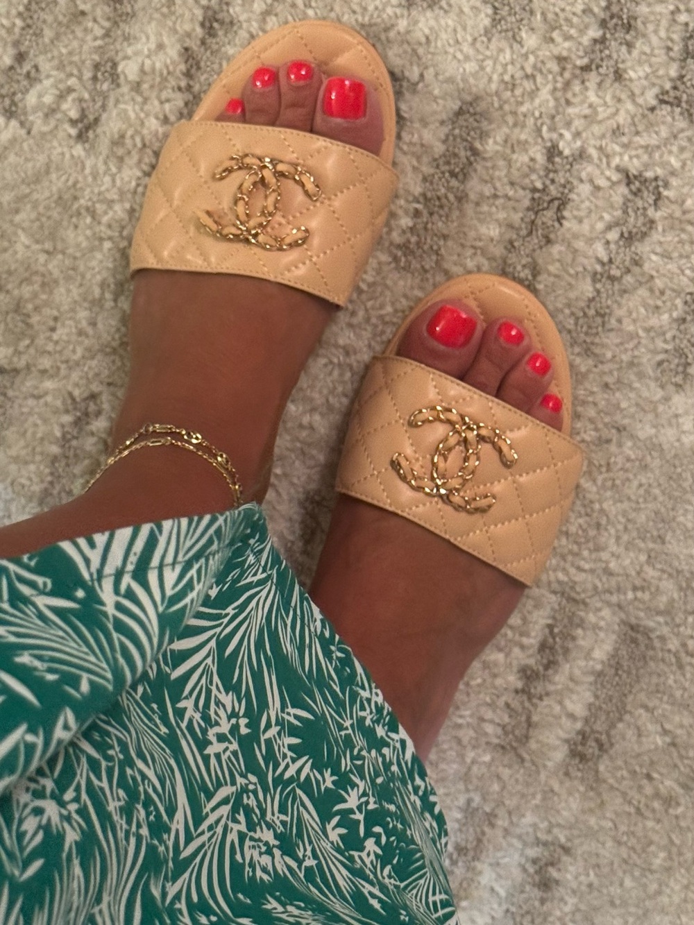 CHANEL Quilted Tan Leather Slide Mules with Gold CC Chain - Picture 4 of 7